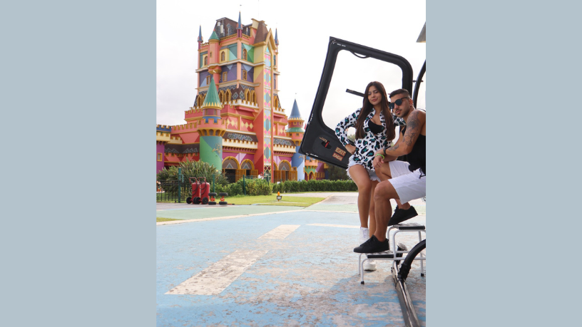 Jaque Sobrinho e o marido Diego vivem experiência a dois no Beto Carrero e em Florianópolis Non Stop retrata a alegria de Jaque Sobrinho e Diego em uma viagem que mistura aventura, romance e cenários de tirar o fôlego. (CRÉDITOS: @eutonoparque)