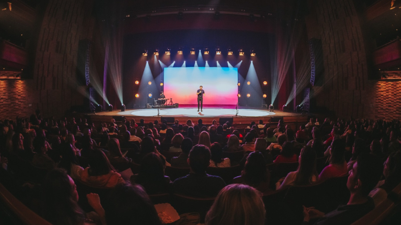 Padre Patrick encerra temporada de “Bença, Padre” com teatro lotado e gravação especial em São Paulo Com risadas e reflexões, a Non Stop e Padre Patrick emocionaram o público no encerramento de “Bença, Padre”. (Crédito: Rafael Strabelli)