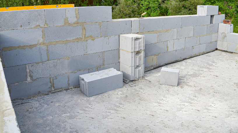 Saiba como o bloco canaleta atua na alvenaria estrutural, em quais etapas ele entra na obra e a importância desse recurso no trabalho desenvolvido por Valderci Malagosini Machado.