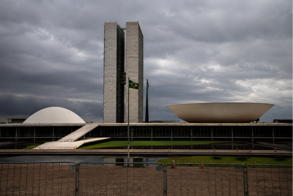 Congresso avança em disputa sobre emendas parlamentares e acirra tensão com governo às vésperas do período eleitoral de 2026