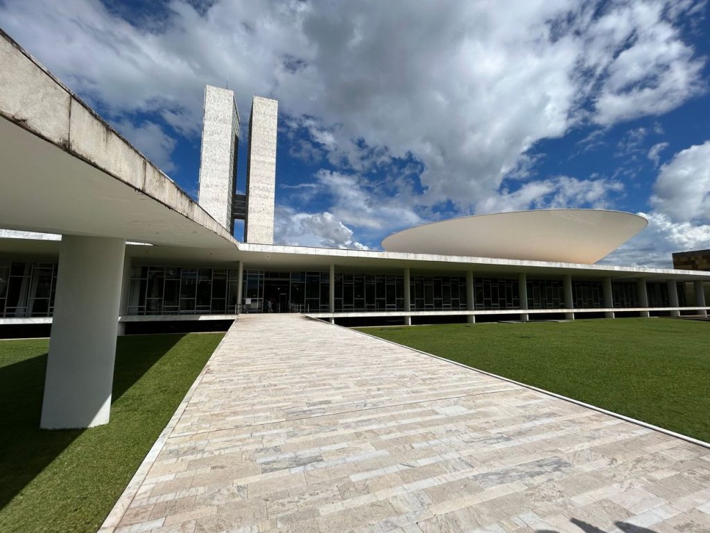 Vista externa do Congresso Nacional do Brasil sob céu claro.