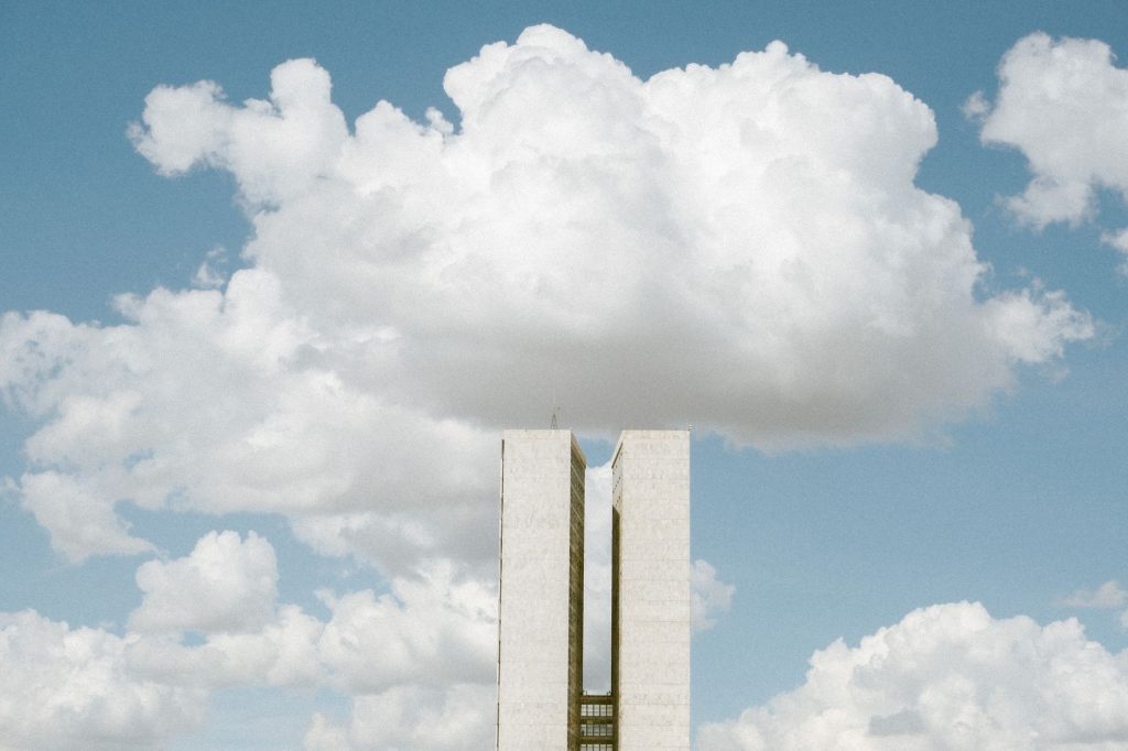 Governo proíbe bets no Brasil, mas medida ainda depende de análise do Congresso Vista do Congresso Nacional, em Brasília, sob um céu com nuvens.